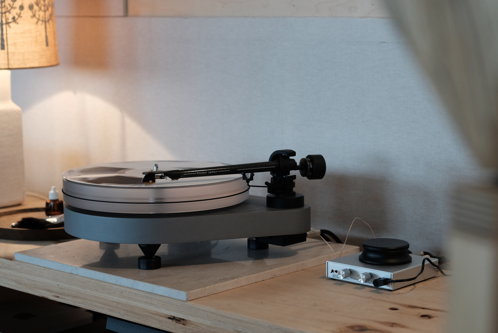 Q, レコードを聴くのに必要なフォノイコライザーとは何ですか？ | listude